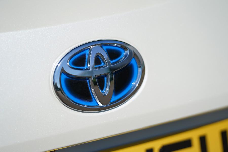 Логотип Toyota Corolla Trek Hybrid 2020 года  (UK) (фото 37 из 40)